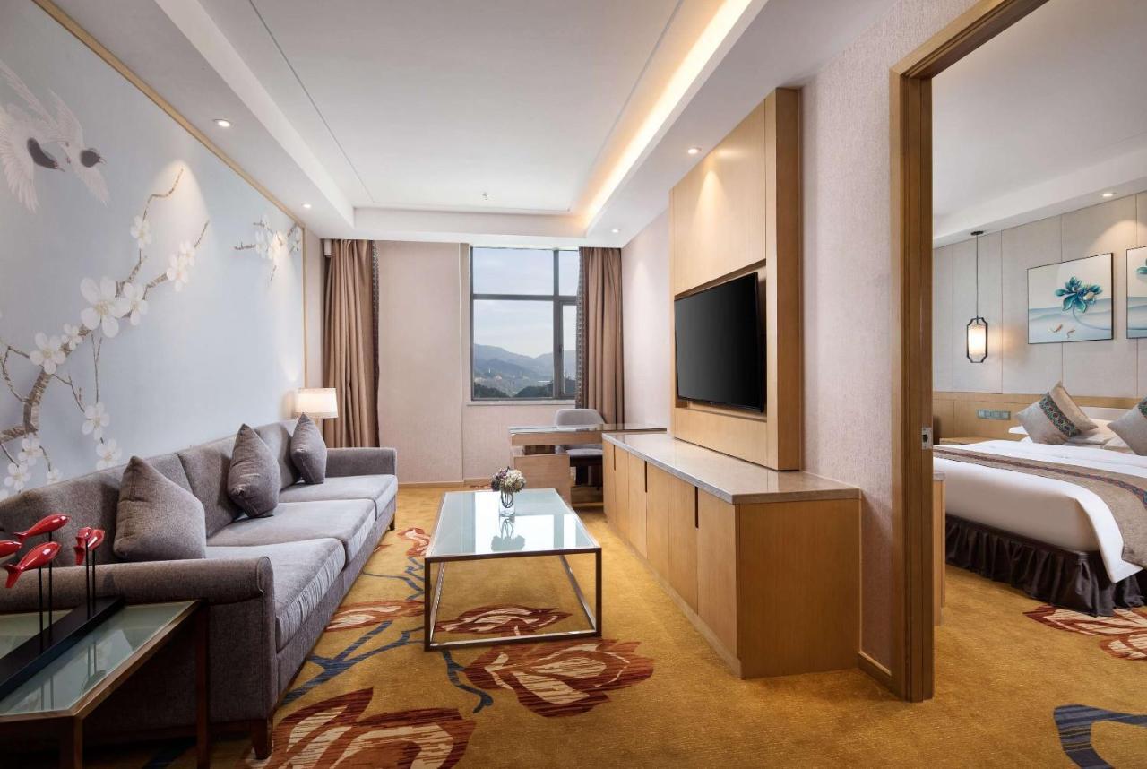 Hotel Ramada Plaza By Wyndham Enshi Exterior foto